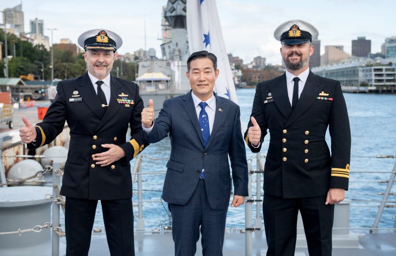 신원식 국방부 장관이 2일 호주 시드니에 위치한 함대사령부를 방문해 구축함 브리즈번함(DDG)에서 호주 해군 관계자들과 기념사진을 찍고 있다. 사진=국방부 제공