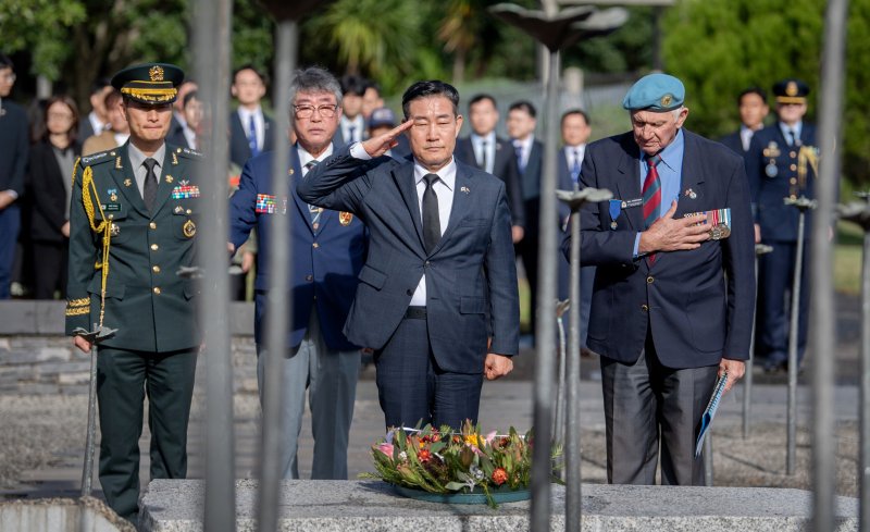 한-호주 외교·국방(2+2) 장관회의 차 호주를 방문 중인 신원식 국방부장관이 2일(현지시간) 시드니 6·25전쟁 참전기념비를 참배하고 있다. 사진=국방부 제공