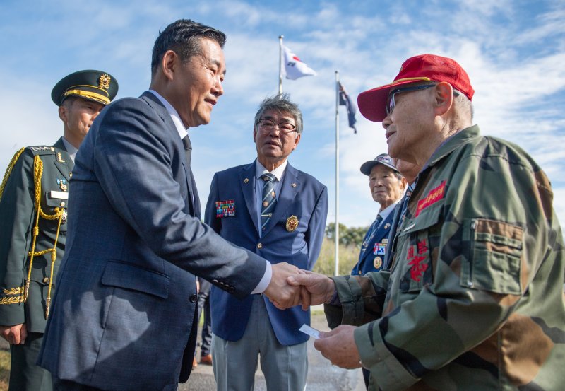 한-호주 외교·국방(2+2) 장관회의 차 호주를 방문 중인 신원식 국방부장관이 2일(현지시간) 시드니 6·25전쟁 참전기념비 참배 전 참전용사들과 인사를 나누고 있다. 사진=국방부 제공