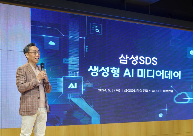 삼성SDS 황성우 대표가 2일 서울 잠실 본사에서 열린 생성형 AI 서비스 사업 전략을 발표하는 자리에서 생성형 AI 서비스 '패브릭스'와 '브리티 코파일럿'에 대해 설명하고 있다. 삼성SDS 제공
