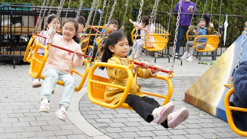 삼성전기 임직원 자녀들이 지난해 5월 5일 삼성전기 사업장에서 놀이기구를 타고 있다. 삼성전기 제공