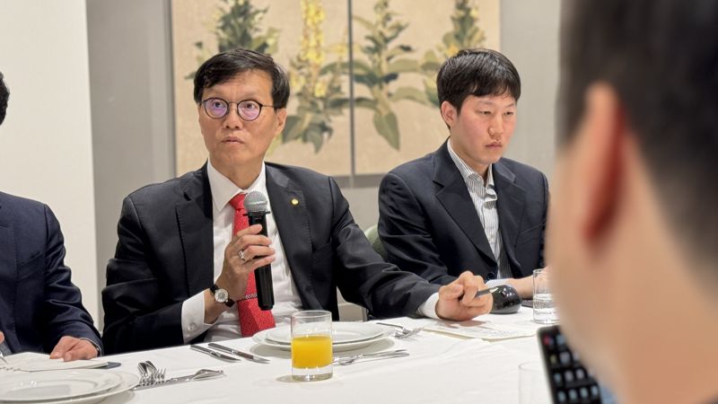 아시아개발은행(ADB) 연차총회 참석 등을 위해 조지아를 방문 중인 이창용 한국은행 총재가 2일(현지시간) 트빌리시 힐튼호텔에서 동행기자단과 만찬 간담회를 하고 있다. /사진=김동찬 기자.