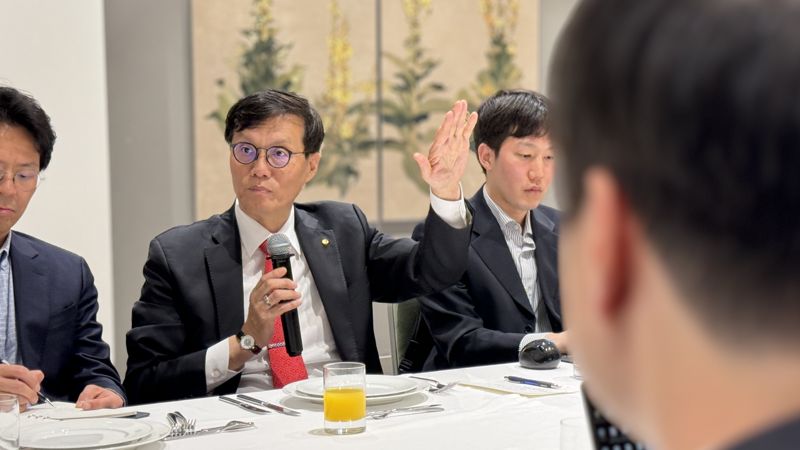 아시아개발은행(ADB) 연차총회 참석 등을 위해 조지아를 방문 중인 이창용 한국은행 총재가 2일(현지시간) 트빌리시 힐튼호텔에서 동행기자단과 만찬 간담회를 하고 있다. /사진=김동찬 기자.