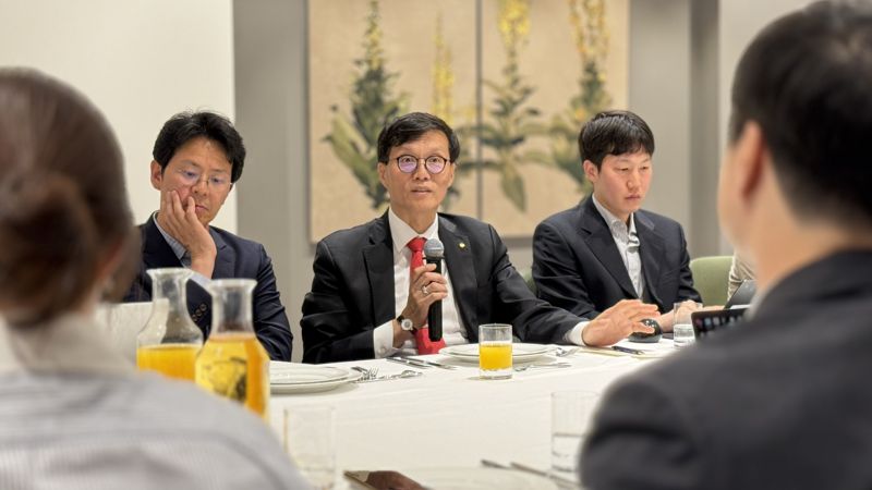 아시아개발은행(ADB) 연차총회 참석 등을 위해 조지아를 방문 중인 이창용 한국은행 총재가 2일(현지시간) 트빌리시 힐튼호텔에서 동행기자단과 만찬 간담회를 하고 있다. /사진=김동찬 기자.