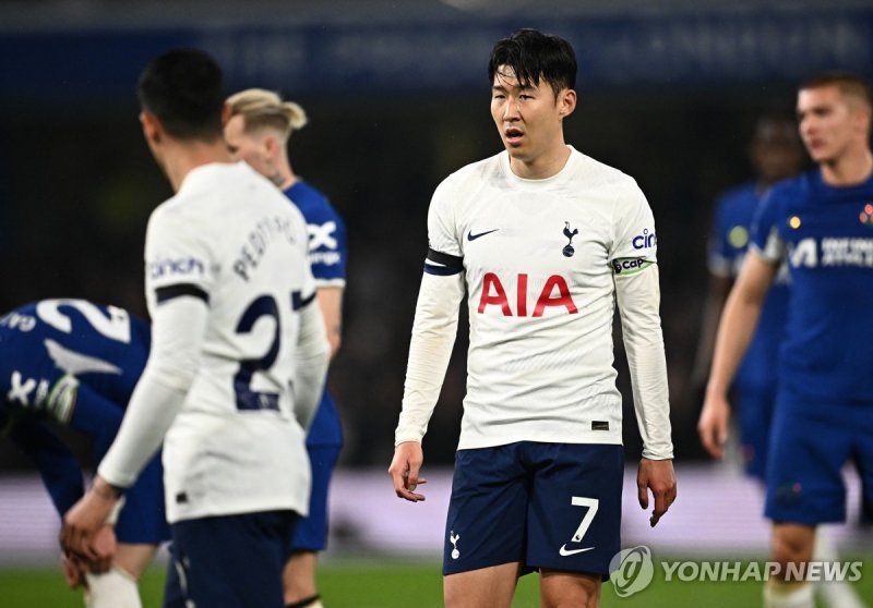 손흥민 Soccer Football - Premier League - Chelsea v Tottenham Hotspur - Stamford Bridge, London, Britain - May 2, 2024 Tottenham Hotspur's Son Heung-min looks dejected after Chelsea's Nicolas Jackson scores their second goal REUTERS/Dylan Martinez NO USE WITH UNAUTHORIZED AUDIO, VIDEO, DATA, FIXTURE LI
