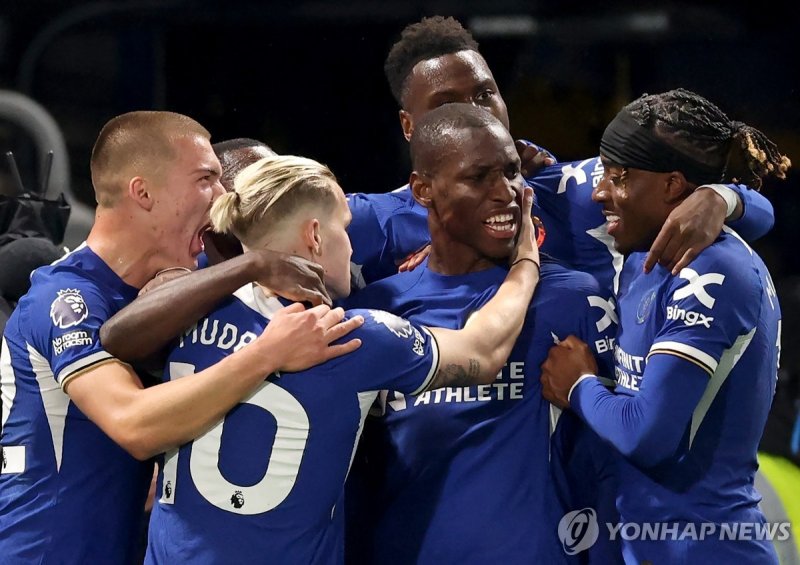 니콜라 잭슨의 추가골 후 기뻐하는 첼시 선수단 epa11315192 Nicolas Jackson (C) of Chelsea celebrates with teammates after scoring his team's second goal during the English Premier League match between Chelsea and Tottenham Hotspur in London, Britain, 02 May 2024. EPA/ANDY RAIN EDITORIAL USE ONLY. No use with unauthorize