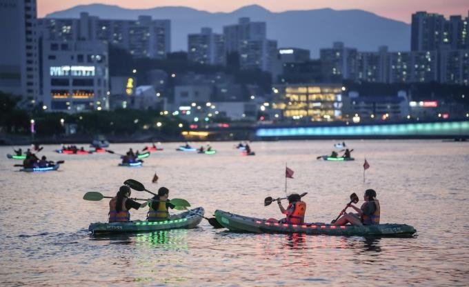 수영강 카약·광안리 요가...부산서 즐기는 이색 해양레포츠