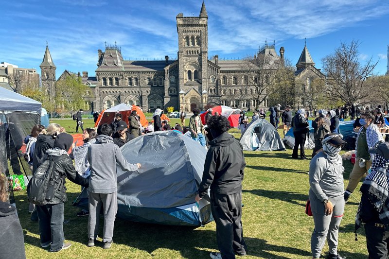 2일(현지시간) 캐나다 온타리오주 토론토의 잔디밭에서 시위대가 대학측에 이스라엘과 관련한 사업에서 철수할 것을 요구하며 야영 캠프를 설치하고 있다. 2024.05.02 ⓒ 로이터=뉴스1 ⓒ News1 정지윤 기자