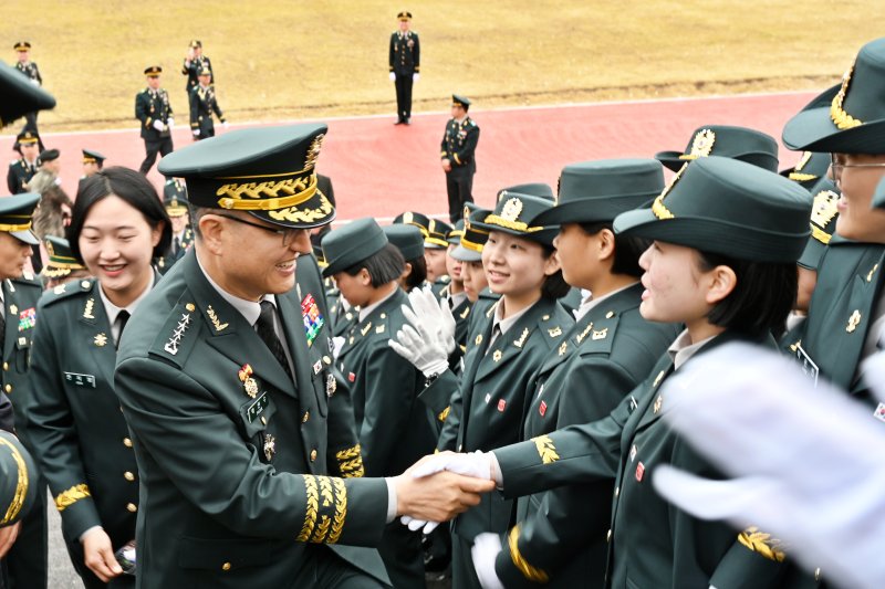 박안수 육군참모총장이 29일 전라북도 익산 육군부사관학교에서 열린 '23-5기 부사관 임관식'에서 임관자들과 악수하고 있다. 사진=육군 제공