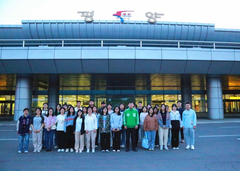 중국 정부 장학생 41명이 평양국제공항 앞에서 기념사진을 촬영하고 있다. 주북한 중국대사관은 웹사이트를 통해 "5월 2일 북한 수도 평양에 중국 정부장학생 41명이 무사히 도착했다"라고 밝혔다. 주북한 중국대사관 홈페이지 캡처