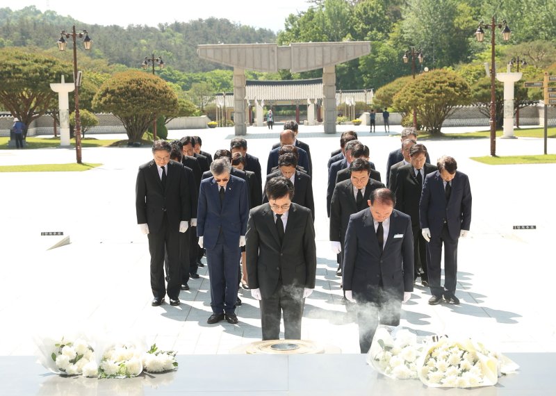 김동연 경기도지사를 비롯한 도 부지사·공공기관장 등 30여명이 국립5·18민주묘지를 찾아 참배하고 있다. 경기도 제공