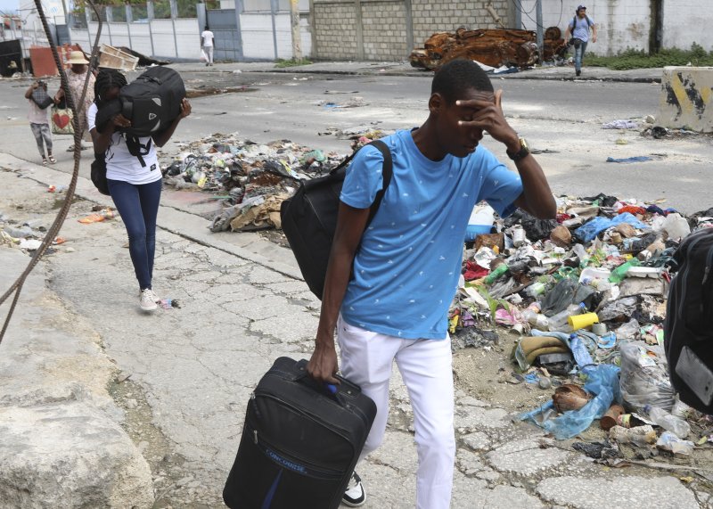 지난 2일(현지시간) 아이티 수도 포르토프랭스 델마22 지역 주민들이 갱단의 폭력을 피해 집을 버리고 대피하고 있다. 사진=뉴시스
