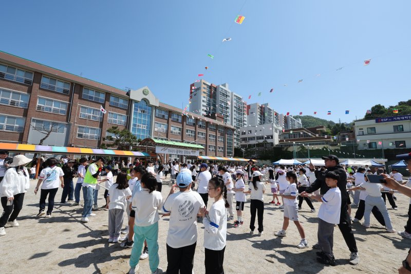 3일 광주 율곡초등학교는 코로나로 인해 4년여 만에 파란 하늘아래 학생과 학부모가 함께 운동회를 했다.2024.5.3/뉴스1 ⓒ News1 김태성 기자