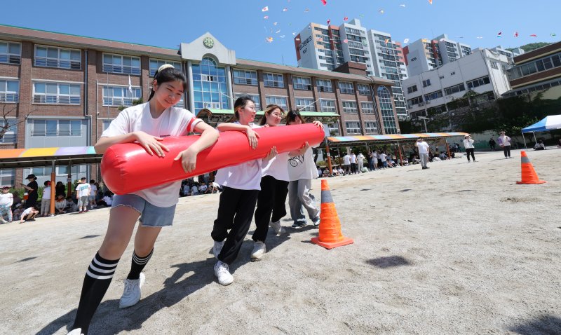 3일 광주 율곡초등학교 어린이들이 에어봉 들고 뛰어가기에서 발을 맞춰 힘차게 달려나가고 있다. 2024.5.3/뉴스1 ⓒ News1 김태성 기자