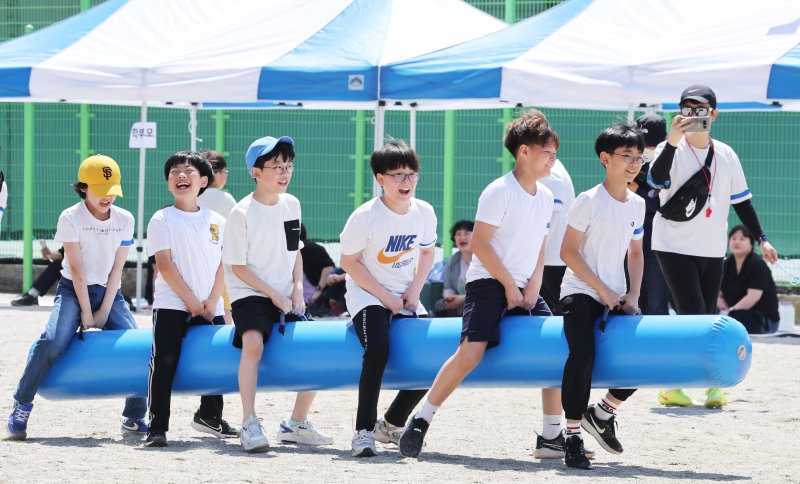 3일 광주 율곡초등학교에서 열린 신나는 운동회에서 아이들이 에어봉을 타고 신나게 달리고 있다. 2024.5.3/뉴스1 ⓒ News1 김태성 기자