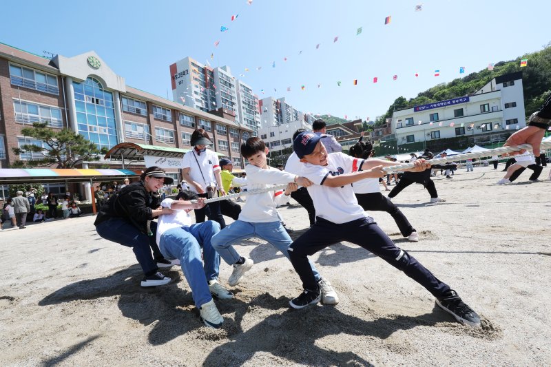 3일 광주 율곡초등학교 운동회 하이라이트인 줄다리기에서 아이들이 있는힘을 다해 줄을 끌어당기고 있다. 2024.5.3/뉴스1ⓒ News1 김태성 기자