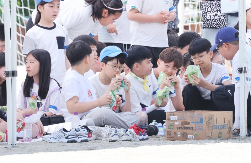 3일 광주 율곡초등학교 열린 신나는 운동회에서 아이들이 즐거운 간식시간을 갖고있다. 2024.5.3/뉴스1 ⓒ News1 김태성 기자