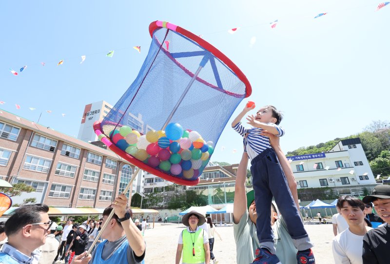 3일 광주 율곡초등학교 운동회에서 학부모, 교사들이 바구니에 볼 넣기를 하고 있다. 2024.5.3/뉴스1ⓒ News1 김태성 기자