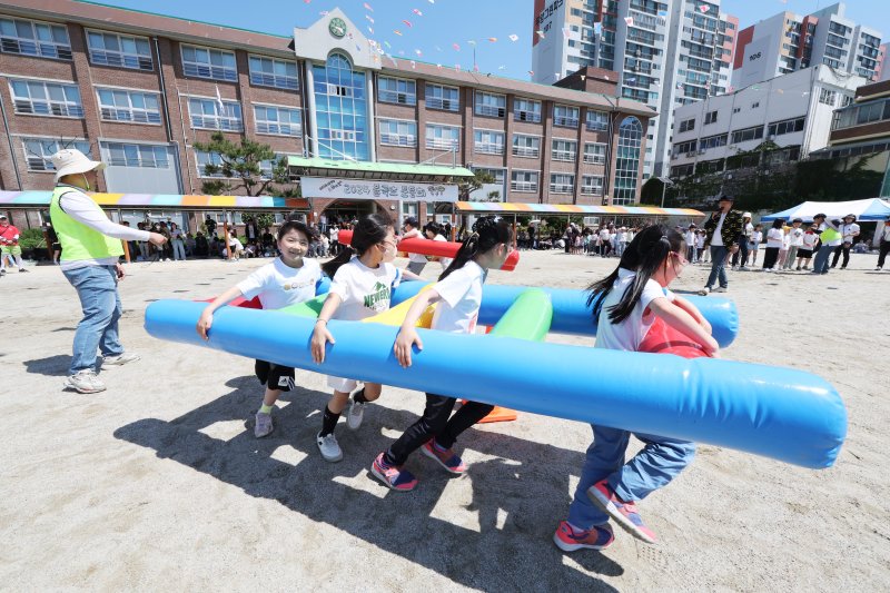 3일 광주 율곡초등학교 신나는 운동회에서 아이들이 에어 사다리 들고 뛰기를 하고 있다. 2024.5.3/뉴스1 ⓒ News1 김태성 기자