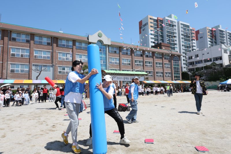 3일 광주 율곡초등학교 운동회에서 큰 대형 바턴을 들고 학부모들이 이어달리기를 하고있다. 2024.5.3/뉴스1ⓒ News1 김태성 기자