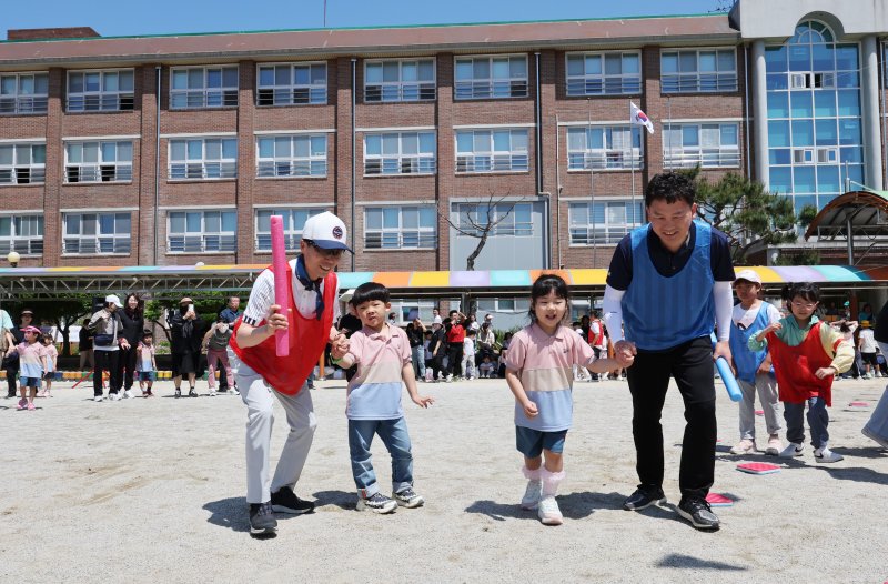 3일 광주 율곡초등학교 운동회 특별 이벤트로 교감,교장 선생님과 유치원생이 함께 달리기를 하고 있다.2024.5.3/뉴스1 ⓒ News1 김태성 기자