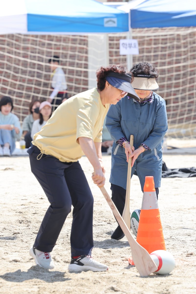 3일 광주 율곡초등학교 운동회에 함께 온 할머니들을 위한 경기로 럭비봉 굴리기를 하고있다. 2024.5.3/뉴스1 ⓒ News1 김태성 기자
