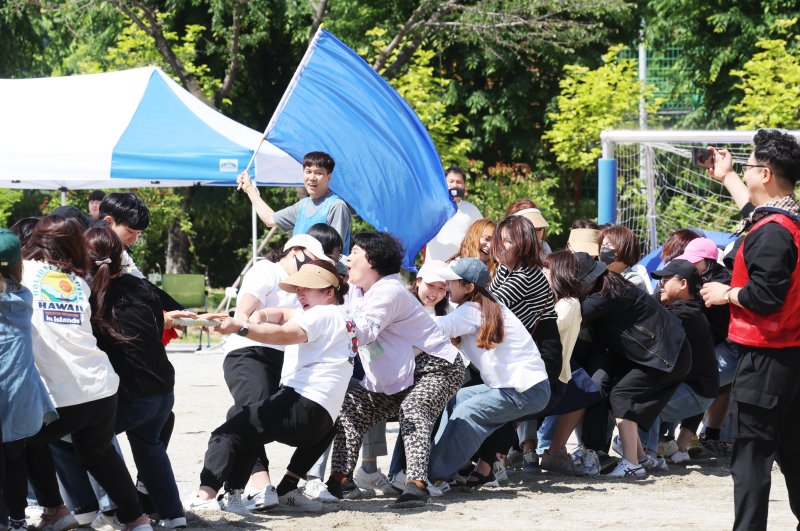 3일 광주 율곡초등학교 신나는 운동회 엄마 줄다리기 경기에서 아이들에게 보란듯 어른들이 힘차게 줄을 끌어당기고 있다. 2024.5.3/뉴스1 ⓒ News1 김태성 기자