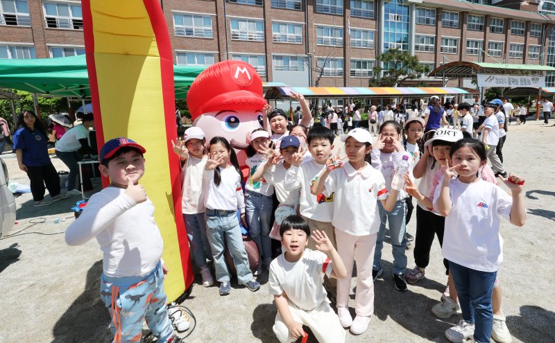 3일 율곡초등학교 아이들이 운동회를 마치고 마스코트와 헤어지기 아쉬워하며 기념촬영을 하고있다. 2024.5.3/뉴스1 ⓒ News1 김태성 기자