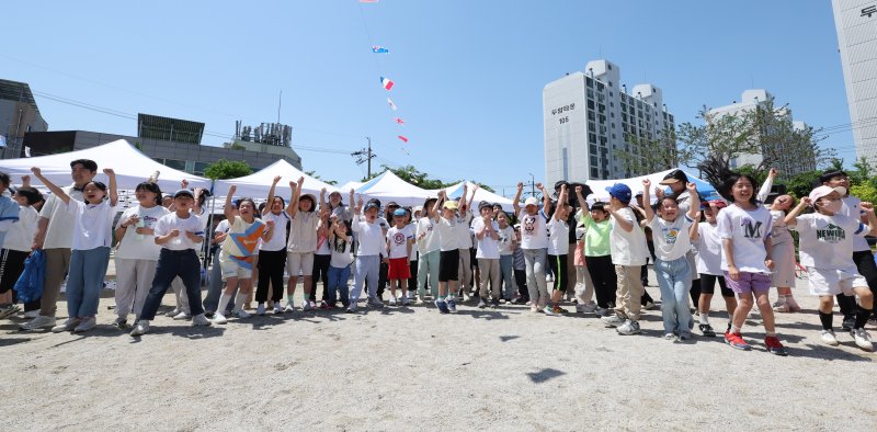3일 광주 율곡초등학교 운동회에서 마지막으로 청팀 우승을 발표하자 아이들이 환호성을 지르고 있다. 2024.5.3/뉴스1 ⓒ News1 김태성 기자