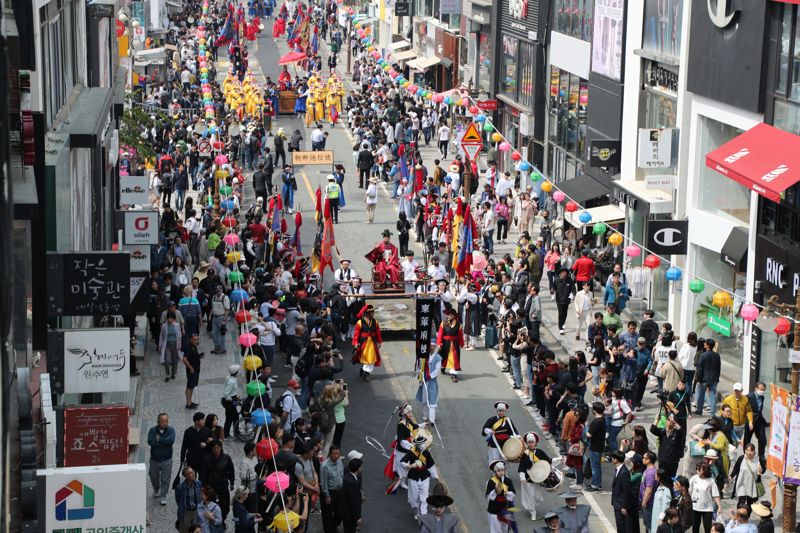 지난 2019년 조선통신사 축제 중 조선통신사 평화의 문화사절단 행렬 모습. 중구 제공