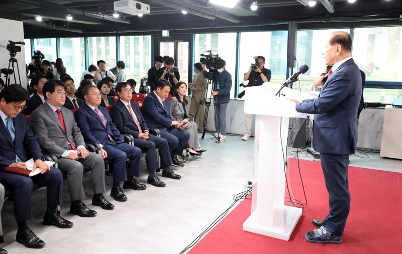 황우여 국민의힘 비상대책위원장이 3일 서울 여의도 중앙당사에서 취임 입장발표 기자회견을 하고 있다. 사진=박범준 기자