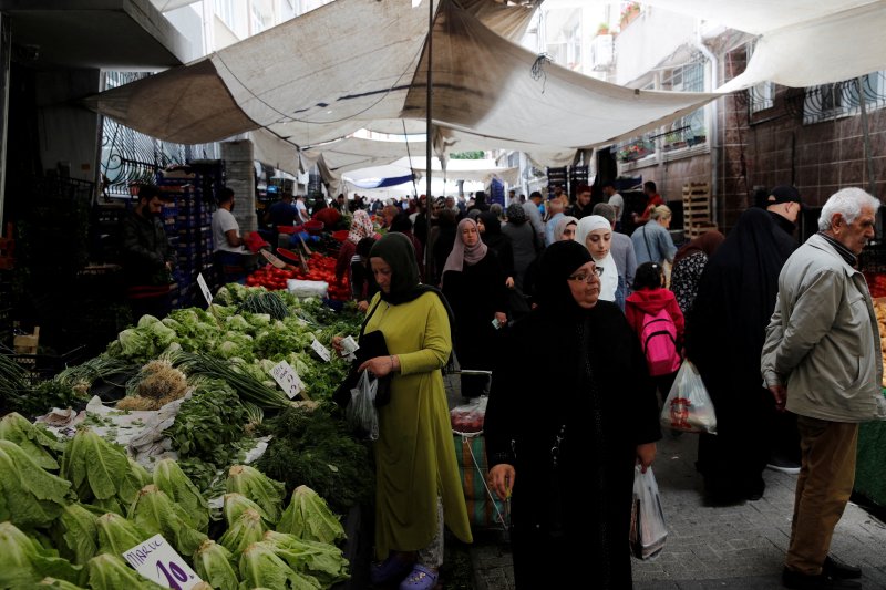 튀르키예의 4월 소비자물가지수(CPI)가 전년동월비 70% 폭등했다고 튀르키예 통계청이 3일(현지시간) 밝혔다. 지난해 5월 24일 이스탄불 시장에서 주민들이 장을 보고 있다. 로이터 뉴스1
