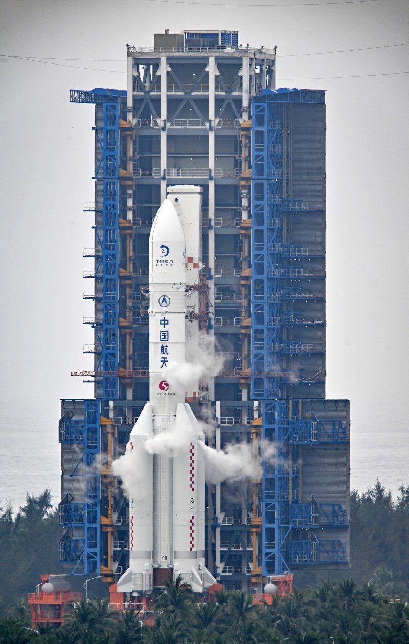 중국의 달 이면 착륙 및 채취선 창어 6호 우주선을 상단에 탑재한 우주 로켓 창정 5호 야오 8호가 하이난성 원창 우주발사장에서 카운트다운에 들어서 있다. 신화 뉴시스