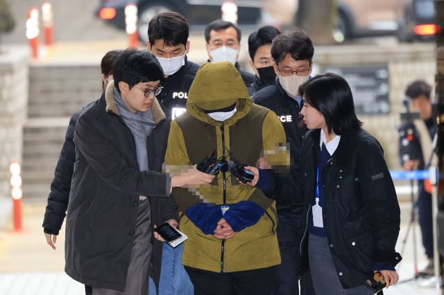 아내를 둔기로 때려 살해한 혐의로 기소된 미국 변호사 A씨가 지난해 12월 서울중앙지법에서 열린 영장실질심사를 위해 출석하고 있다. 연합뉴스