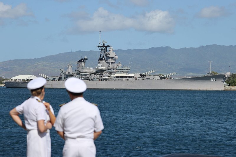 3일(현지시간) 미국 하와이주 호놀룰루의 진주만-히캄 합동기지 킬로 부두에서 미 해군 장병들이 미 인도태평양사령부(INDOPACOM) 사령관 이취임식이 시작되기를 기다리고 있다. AFP연합뉴스