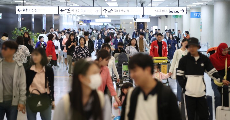 [제주=뉴시스] 우장호 기자 = 어린이날 황금연휴를 앞둔 3일 오전 제주국제공항 1층 도착장이 가족과 연인, 친구들과 제주를 찾은 관광객들의 발걸음으로 붐비고 있다. 2024.05.03. woo1223@newsis.com