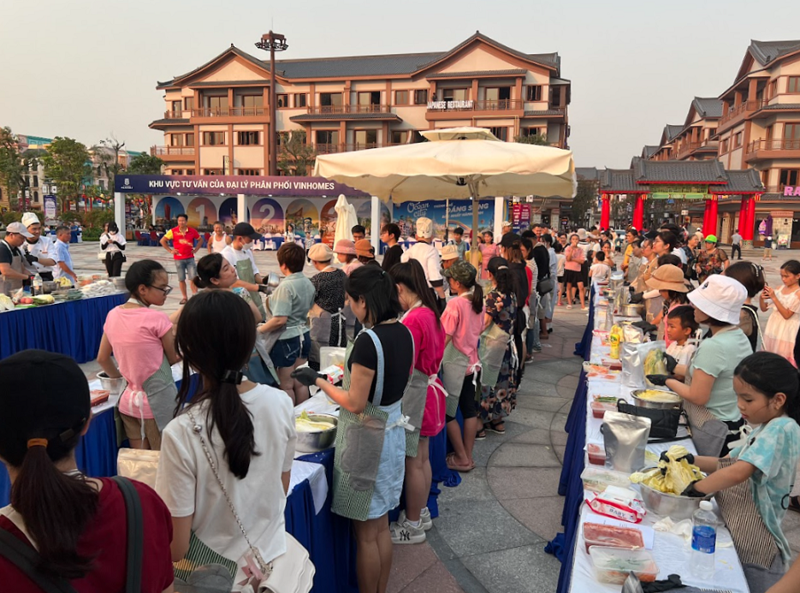 베트남 하노이에 조성된 '메가그랜드월드'에서 열린 K-푸드 행사에 참가한 현지인들의 모습. 한국농수산식품유통공사.