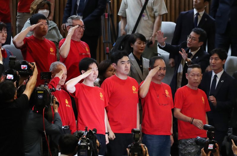 해병대 예비역연대 회원들이 2일 서울 여의도 국회에서 열린 제414회국회(임시회) 제1차 본회의에서 '채상병특검법'(순직 해병수사 방해 및 사건 은폐 등의 진상규명을 위한 특별검사의 임명 등에 관한 법률안)이 통과되자 경례를 하고 있다. 뉴스1