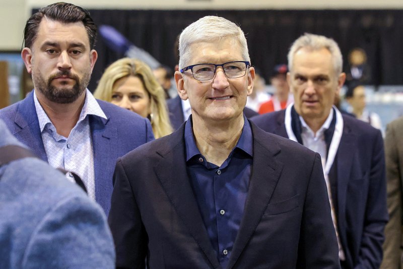 팀 쿡(가운데) 애플 최고경영자(CEO)가 4일(현지시간) 미국 네브래스카주 오마하의 버크셔해서웨이 연례 주주총회 장에 입장하고 있다. 버크셔는 1분기 중 애플 보유 주식의 약 13%를 매각했다. 로이터 연합
