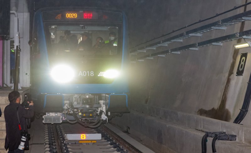 [서울=뉴시스] 황준선 기자 = 지난 2월23일 오전 서울 강남구 수서역에 오는 3월 30일 개통을 앞둔 수도권광역급행철도(GTX)-A 수서-동탄 구간 열차가 영업시운전을 위해 대기하고 있다. 2023.02.23. hwang@newsis.com