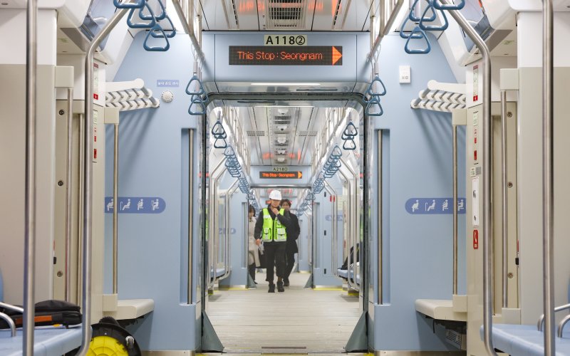 [서울=뉴시스] 황준선 기자 = 23일 오전 서울 강남구 수서역에서 오는 3월 30일 개통을 앞두고 영업시운전을 나서는 수도권광역급행철도(GTX)-A 수서-동탄 구간 열차가 취재진에게 공개되고 있다. 2023.02.23. hwang@newsis.com