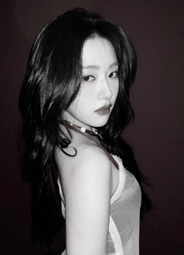 안유진, 시스루 천으로 섹시미…잘록 허리+강렬 눈빛