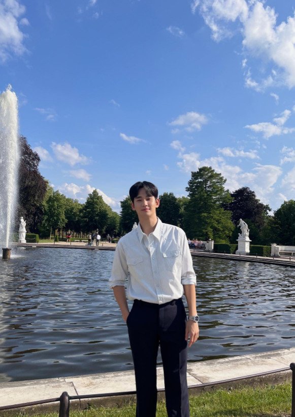 김수현, 셔츠 입고 햇살 같은 미소…비현실적 비율 [N샷]
