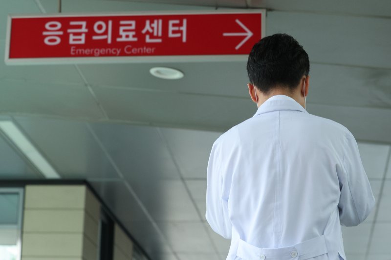 서울 시내 대형병원에서 의료진이 발걸음을 옮기고 있다.<div id='ad_body2' class='ad_center'></div> 뉴스1