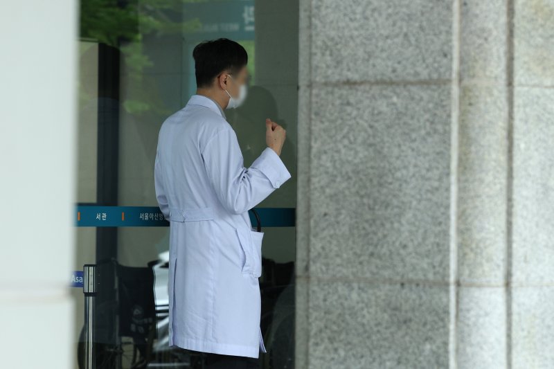 지난 5일 서울 시내 대형병원에서 한 의료진이 환자의 보호자와 대화하고 있다. 뉴스1