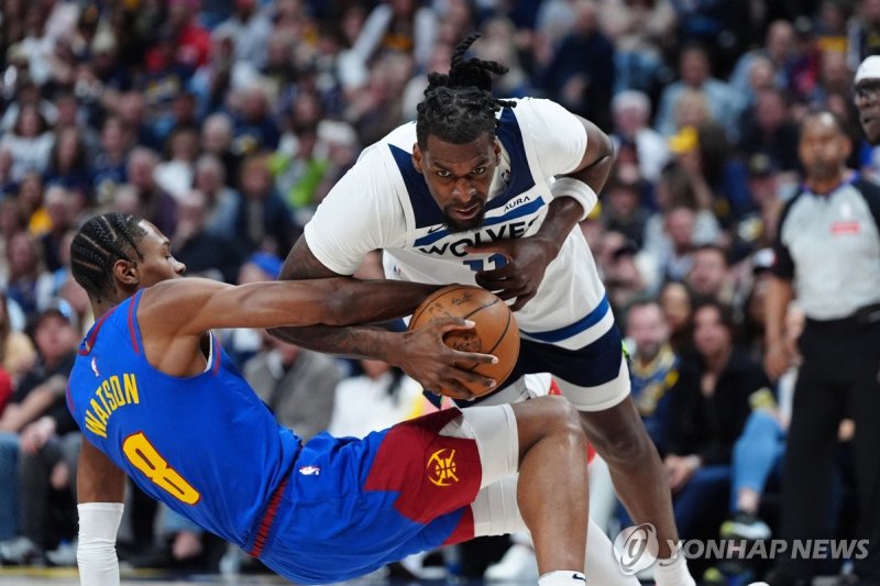 덴버와 1차전을 치르는 미네소타 리드(오른쪽) May 4, 2024; Denver, Colorado, USA; Minnesota Timberwolves center Naz Reid (11) collides into Denver Nuggets forward Peyton Watson (8) in the second quarter during game one of the second round for the 2024 NBA playoffs at Ball Arena. Mandatory Credit: Ron Chenoy-USA TODAY S