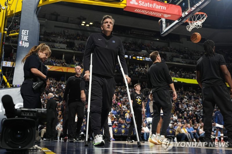 목발을 짚고 경기장에 나온 핀치 감독 Minnesota Timberwolves head coach Chris Finch uses crutches to head to the bench in the second half of Game 1 of an NBA basketball second-round playoff series against the Denver Nuggets Saturday, May 4, 2024, in Denver. (AP Photo/David Zalubowski)