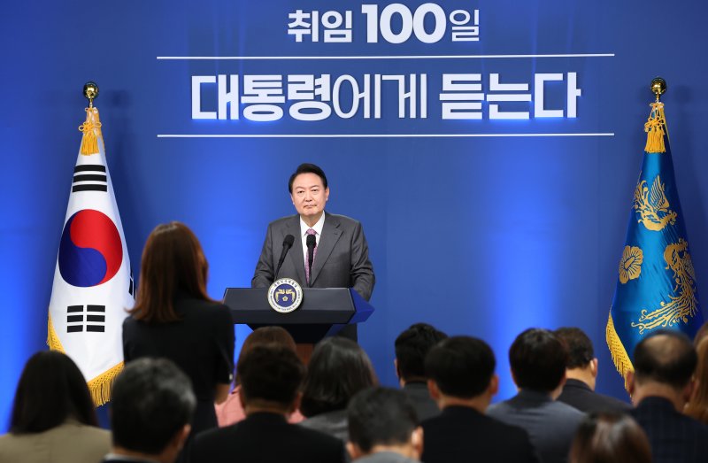 윤석열 대통령이 지난 2022년 8월 17일 용산 대통령실 청사 브리핑룸에서 취임 100일 기자회견을 하고 있다. (대통령실 제공) 2022.8.17/뉴스1 ⓒ News1 오대일 기자