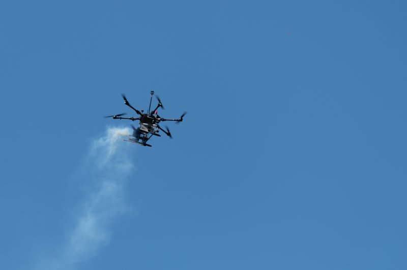 [서울=뉴시스] 구름 씨를 살포 중인 드론. (사진=기상청 제공) 2024.05.05. *재판매 및 DB 금지