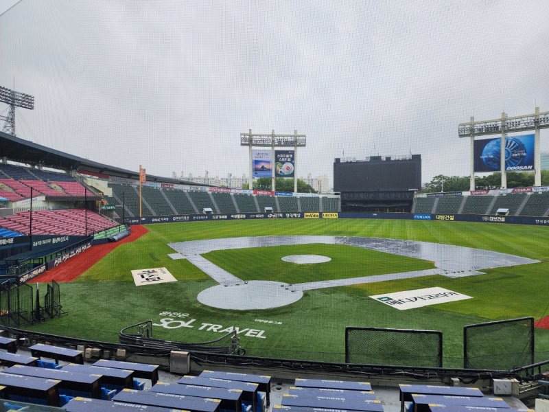 [서울=뉴시스]김주희 기자= 5일 열릴 예정이던 잠실 두산 베어스-LG 트윈스 경기가 우천 순연됐다. 2024.05.05.